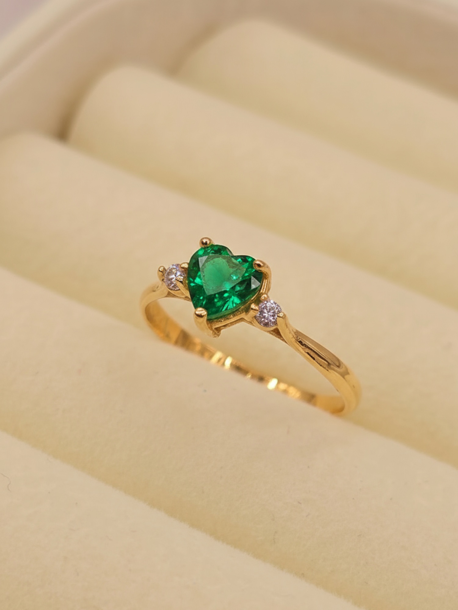 Anillo princesa corazón esmeralda y circones 1.7 grs Oro 18k 4