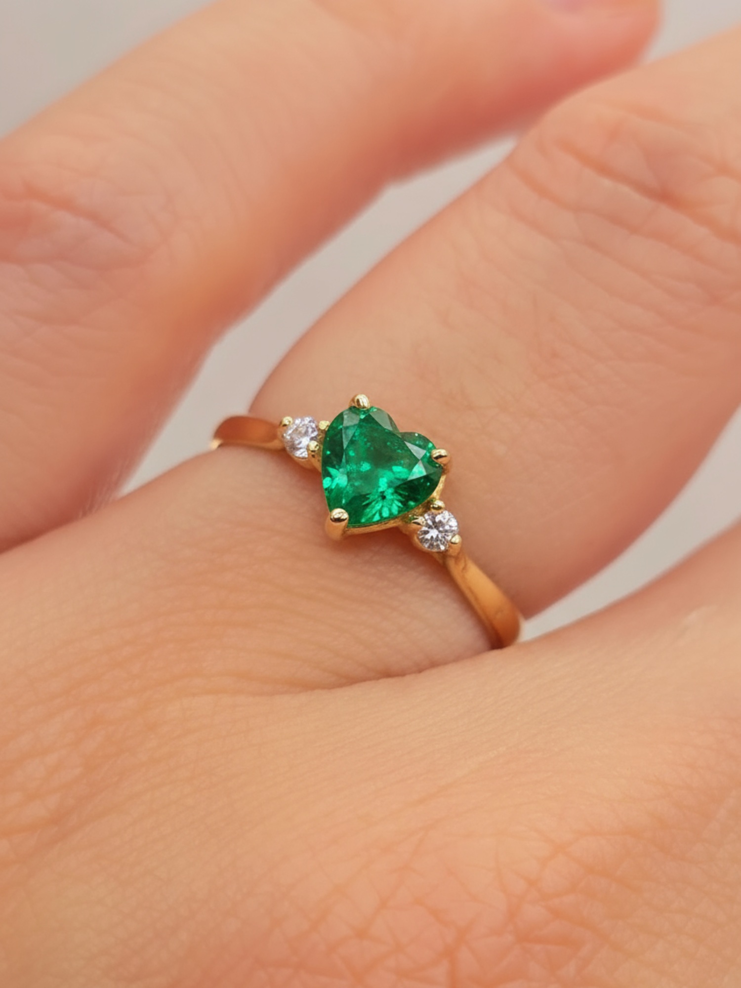 Anillo princesa corazón esmeralda y circones 1.7 grs Oro 18k 6