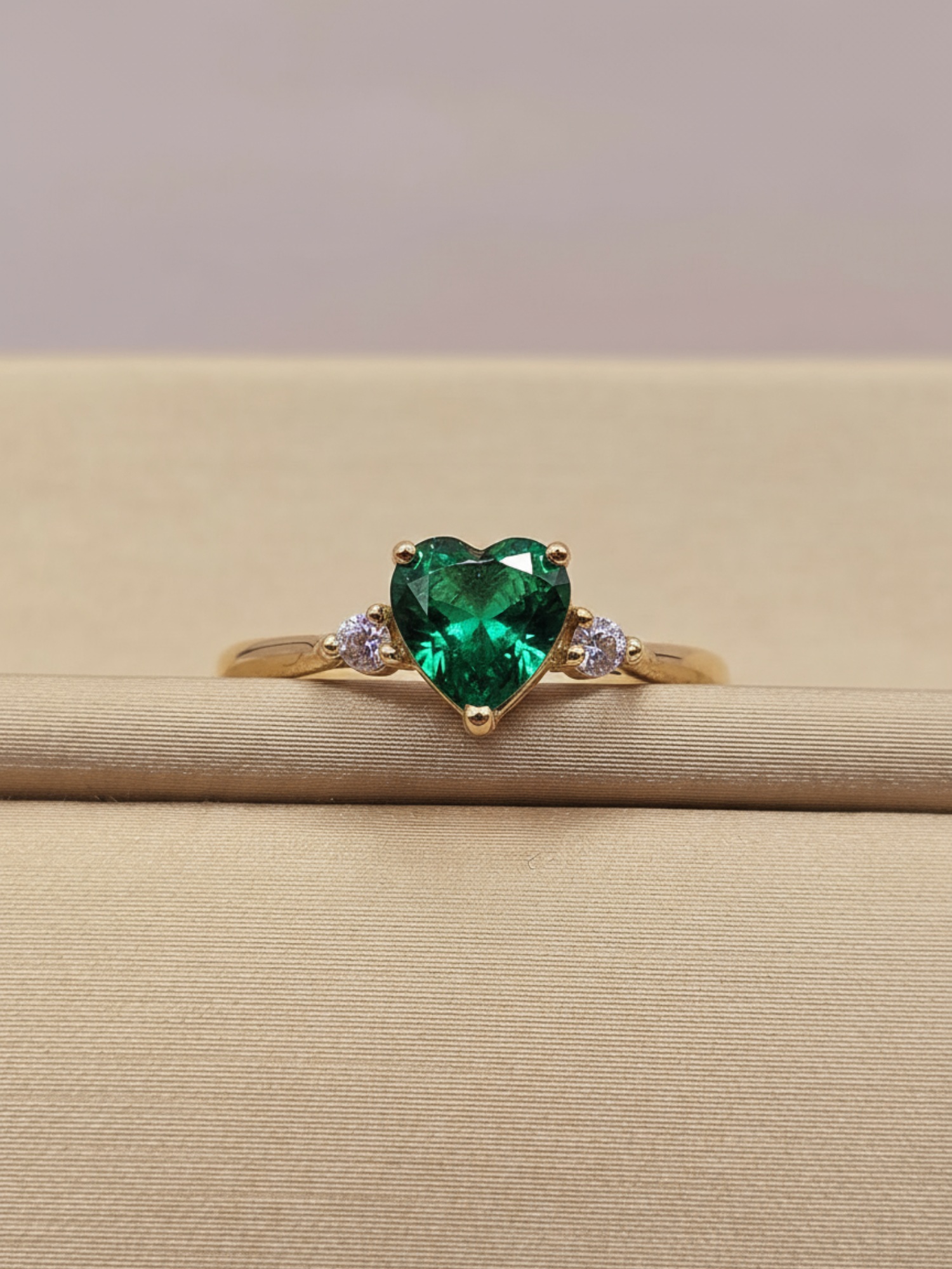 Anillo princesa corazón esmeralda y circones 1.7 grs Oro 18k 1