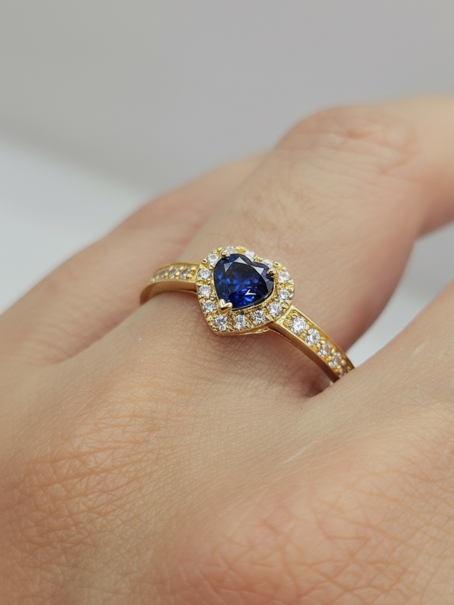 Anillo doble corazón cintillo zafiro 3 grs Oro 18k 1