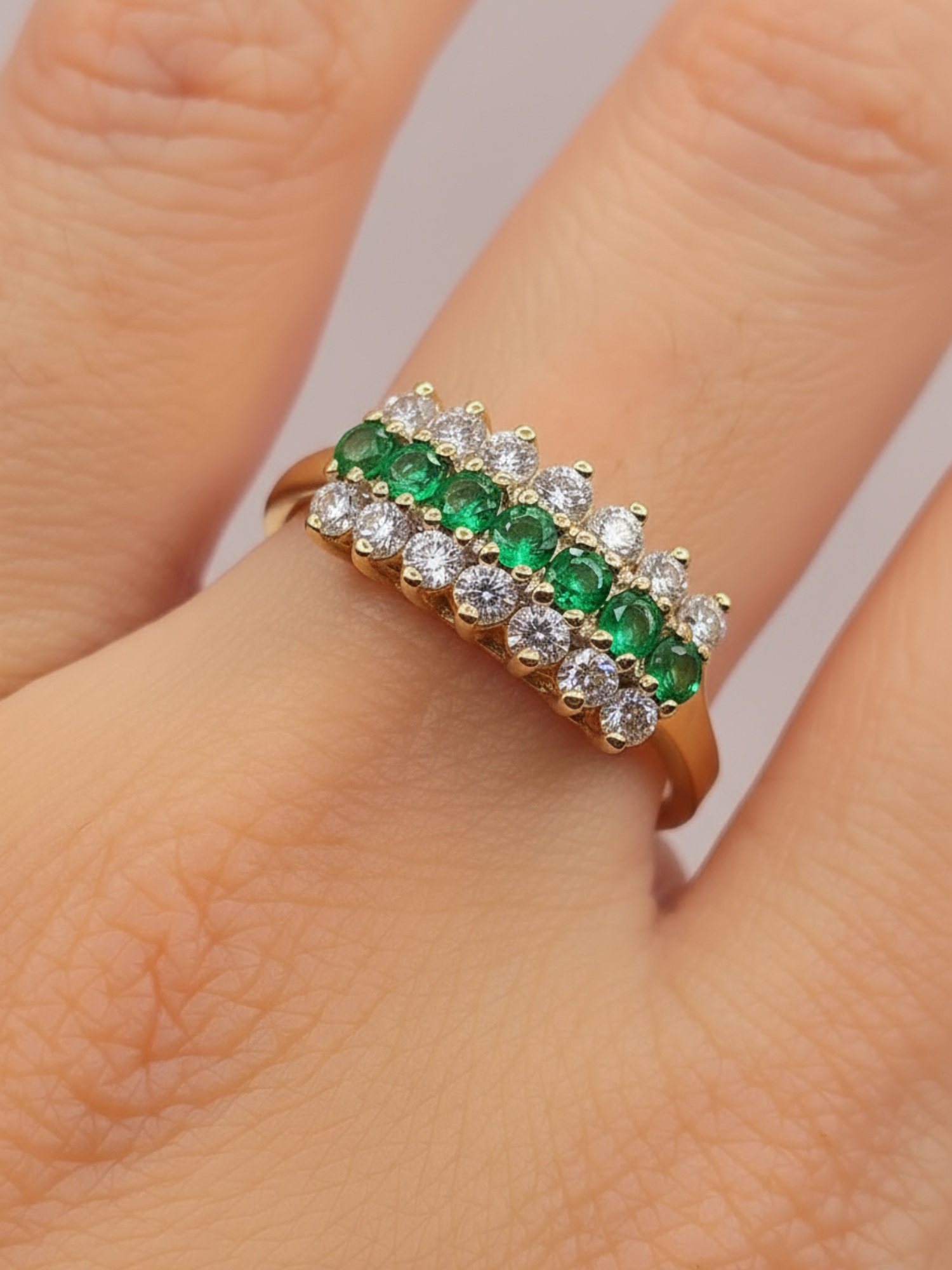 Anillo condesa esmeraldas y circones 4.5 grs Oro 18k 4