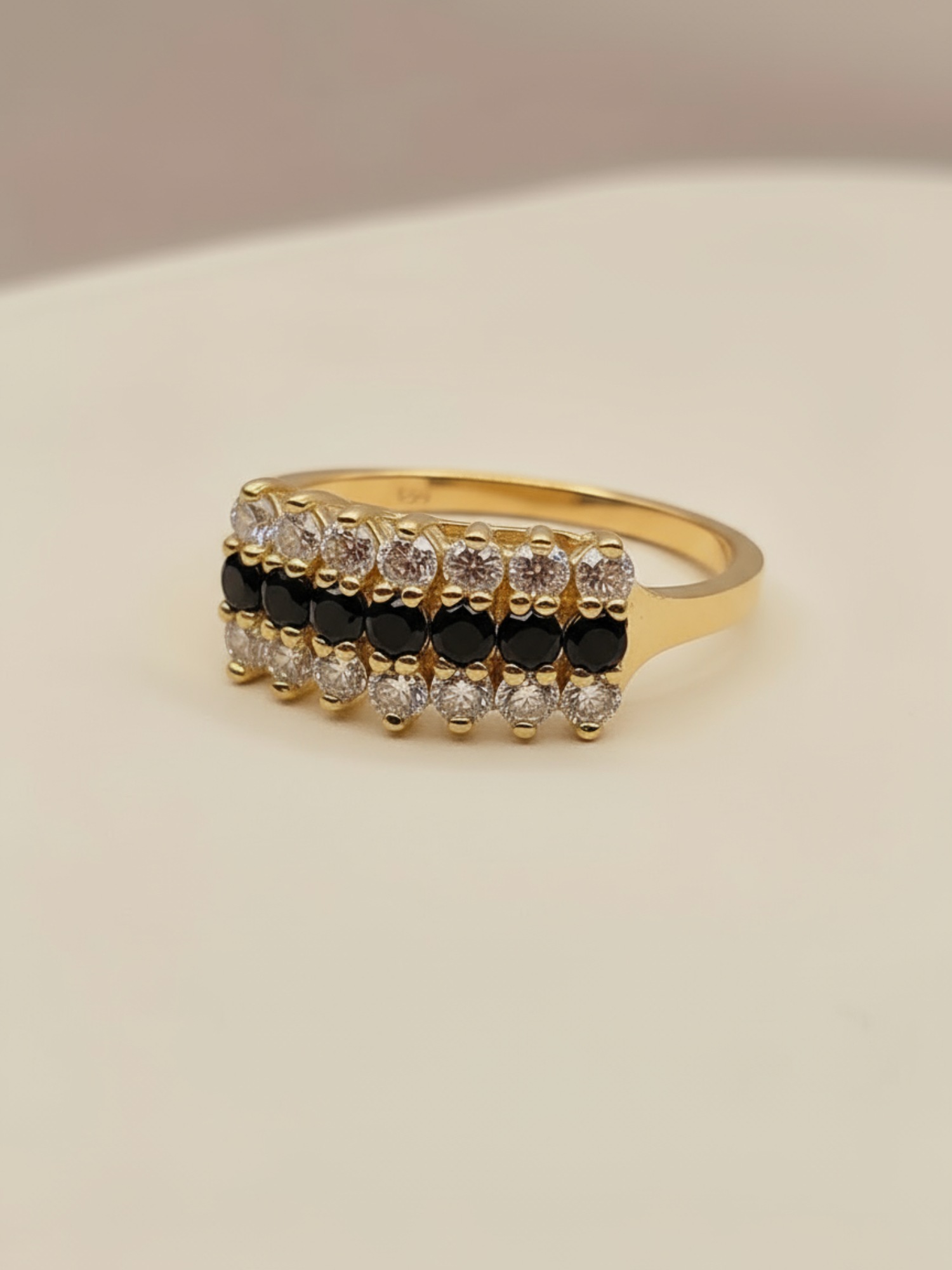 Anillo condesa onix y circones 4.5 grs Oro 18k 1