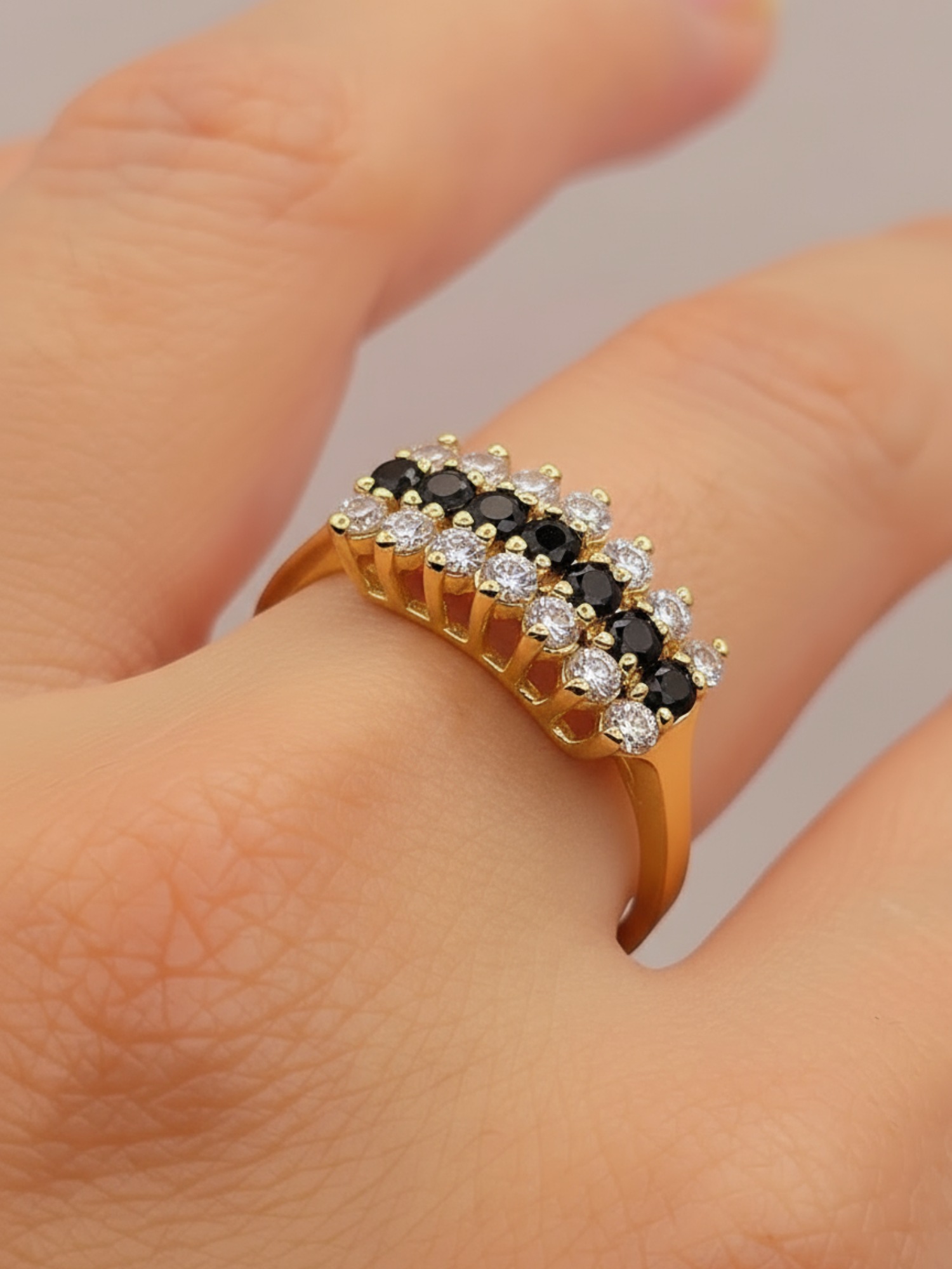 Anillo condesa onix y circones 4.5 grs Oro 18k 3