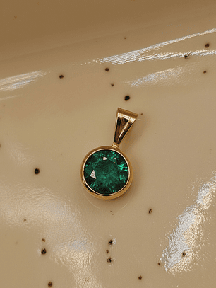 Colgante punto de luz esmeralda 11 mm 0.5 grs Oro 18k