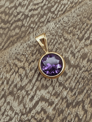 Colgante punto de luz amatista 11 mm 0.5 grs Oro 18k