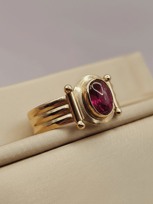 Anillo parís rubi cabuchón 4.5 grs Oro 18k