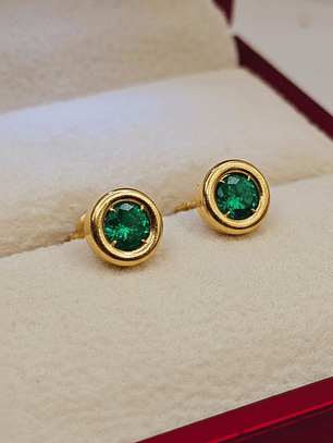 Aros punto de luz esmeralda 7.5 mm 1.8 grs Oro 18k