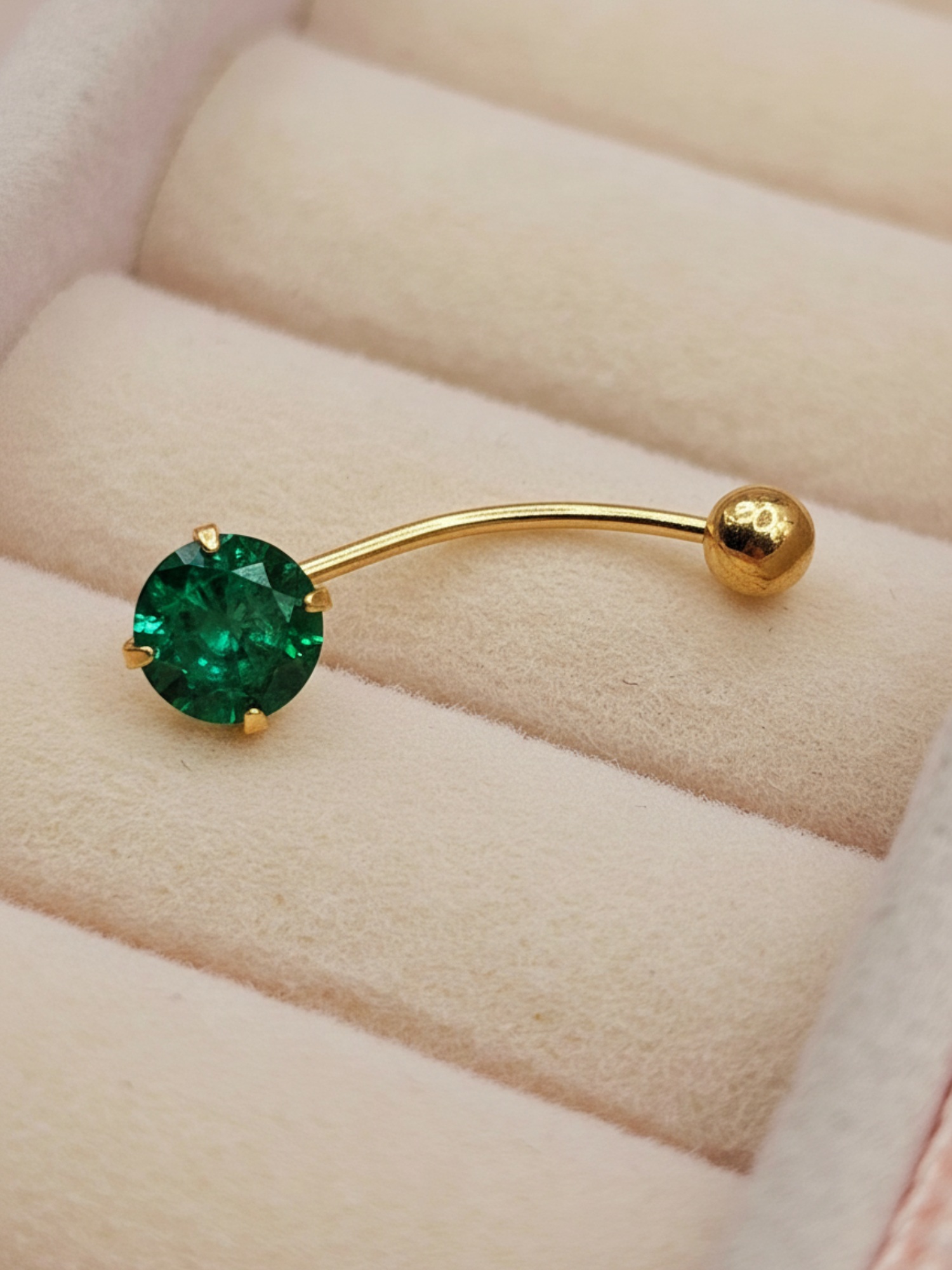 Piercing esmeralda y bolita 2 cm 0.7 grs Oro 18k 2