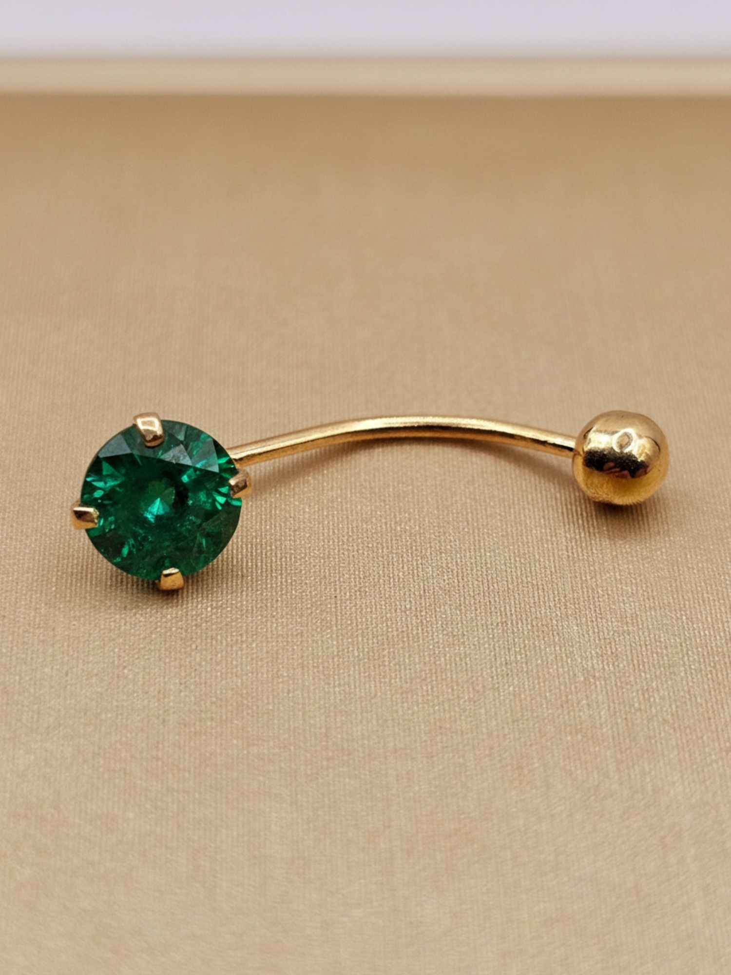 Piercing esmeralda y bolita 2 cm 0.7 grs Oro 18k 1