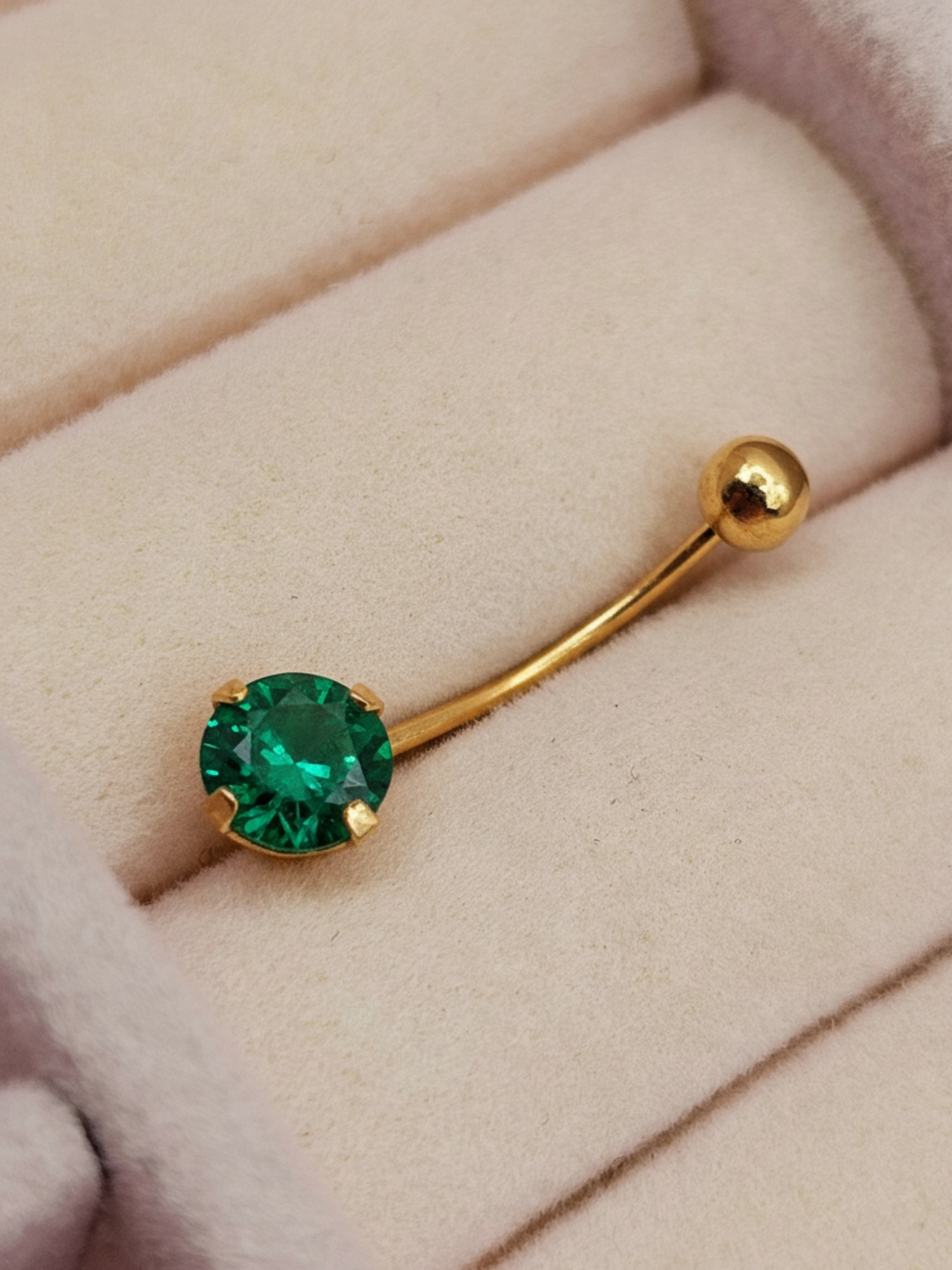 Piercing esmeralda y bolita 2 cm 0.7 grs Oro 18k 3