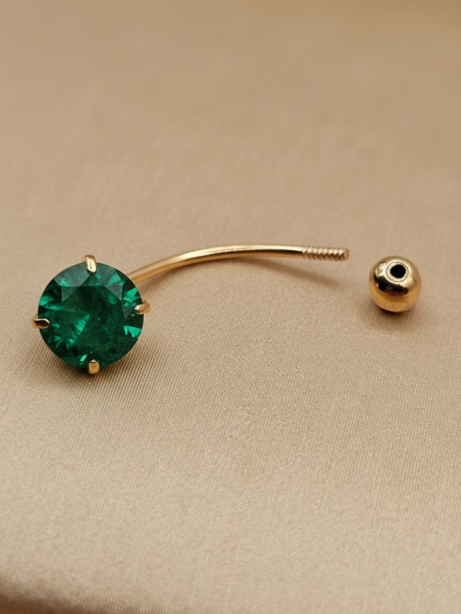 Piercing esmeralda y bolita 2 cm 0.7 grs Oro 18k 4