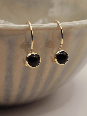 Aros punto de luz onix con gancho 1.6 cm 1.1 grs Oro 18k