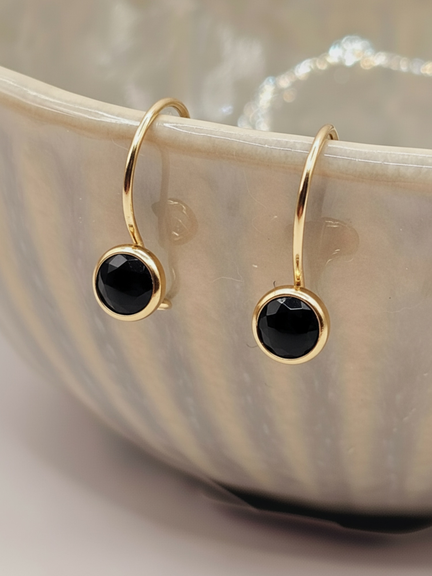 Aros punto de luz onix con gancho 1.6 cm 1.1 grs Oro 18k 3