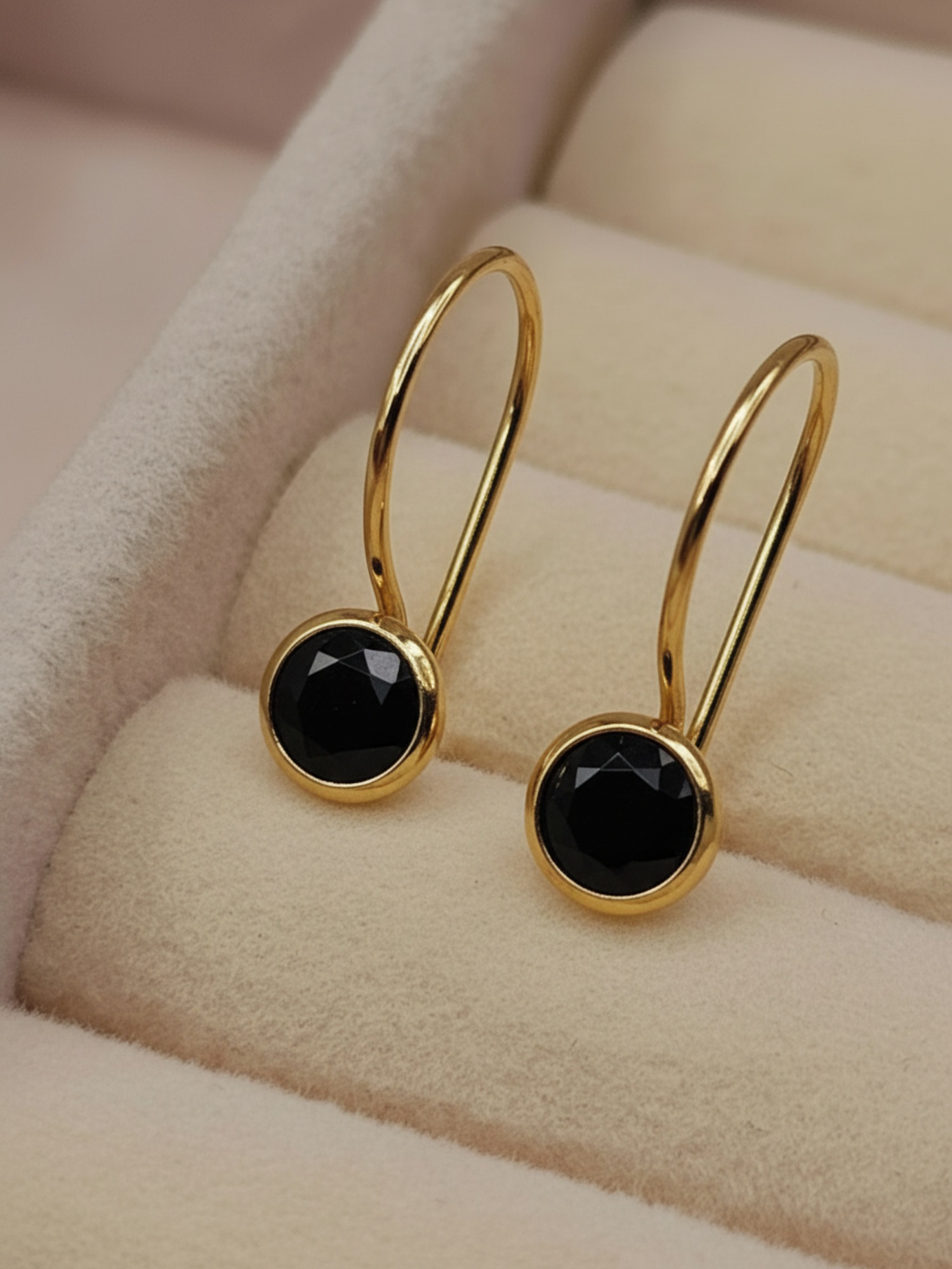 Aros punto de luz onix con gancho 1.6 cm 1.1 grs Oro 18k 1