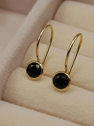 Aros punto de luz onix con gancho 1.6 cm 1.1 grs Oro 18k