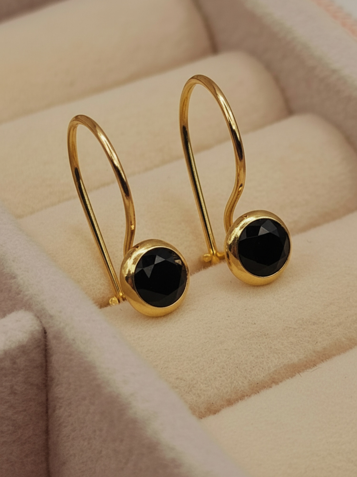 Aros punto de luz onix con gancho 1.6 cm 1.1 grs Oro 18k 4