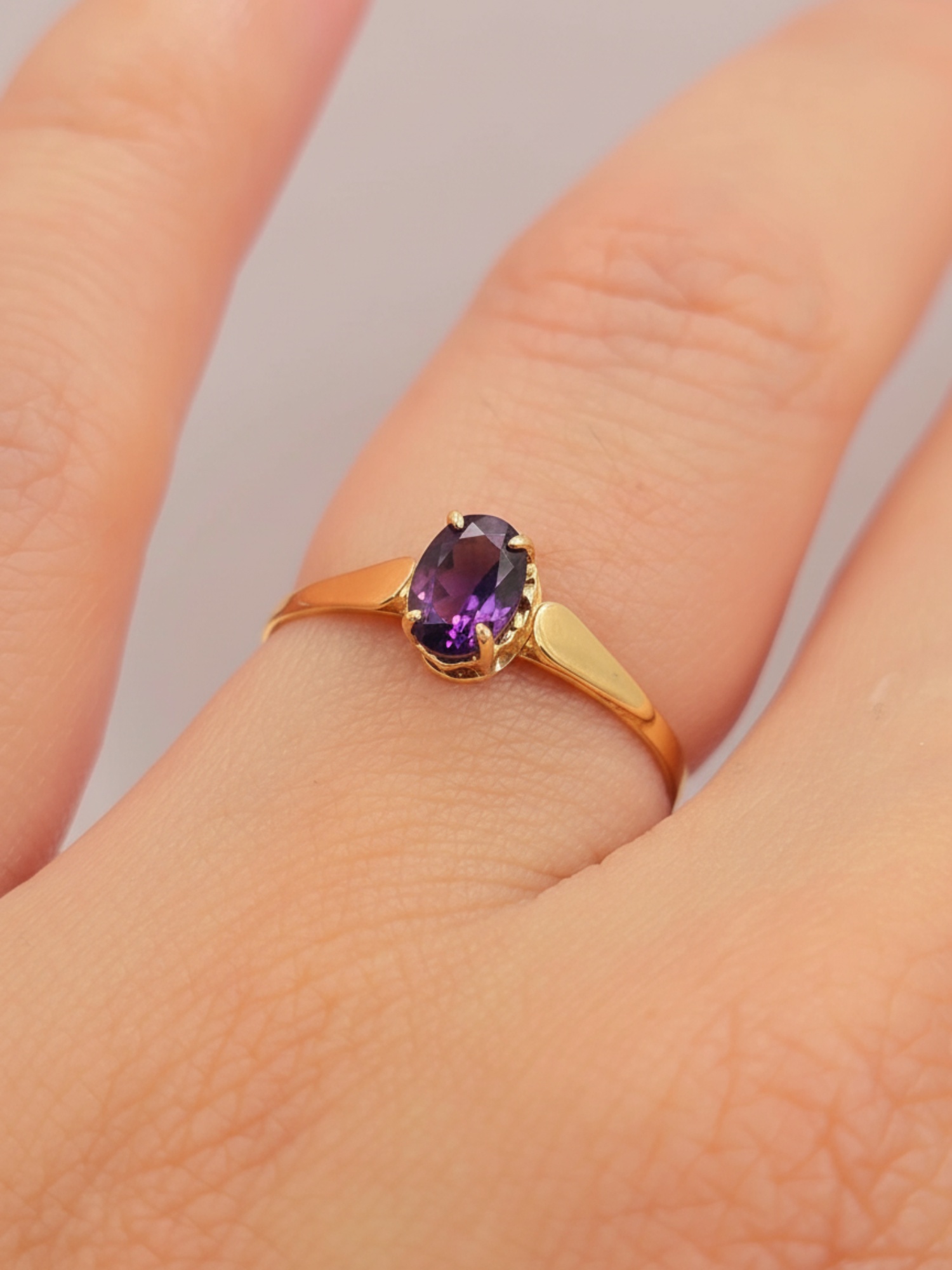 Anillo chatón ovalado amatista 1.1 grs Oro 18k 1