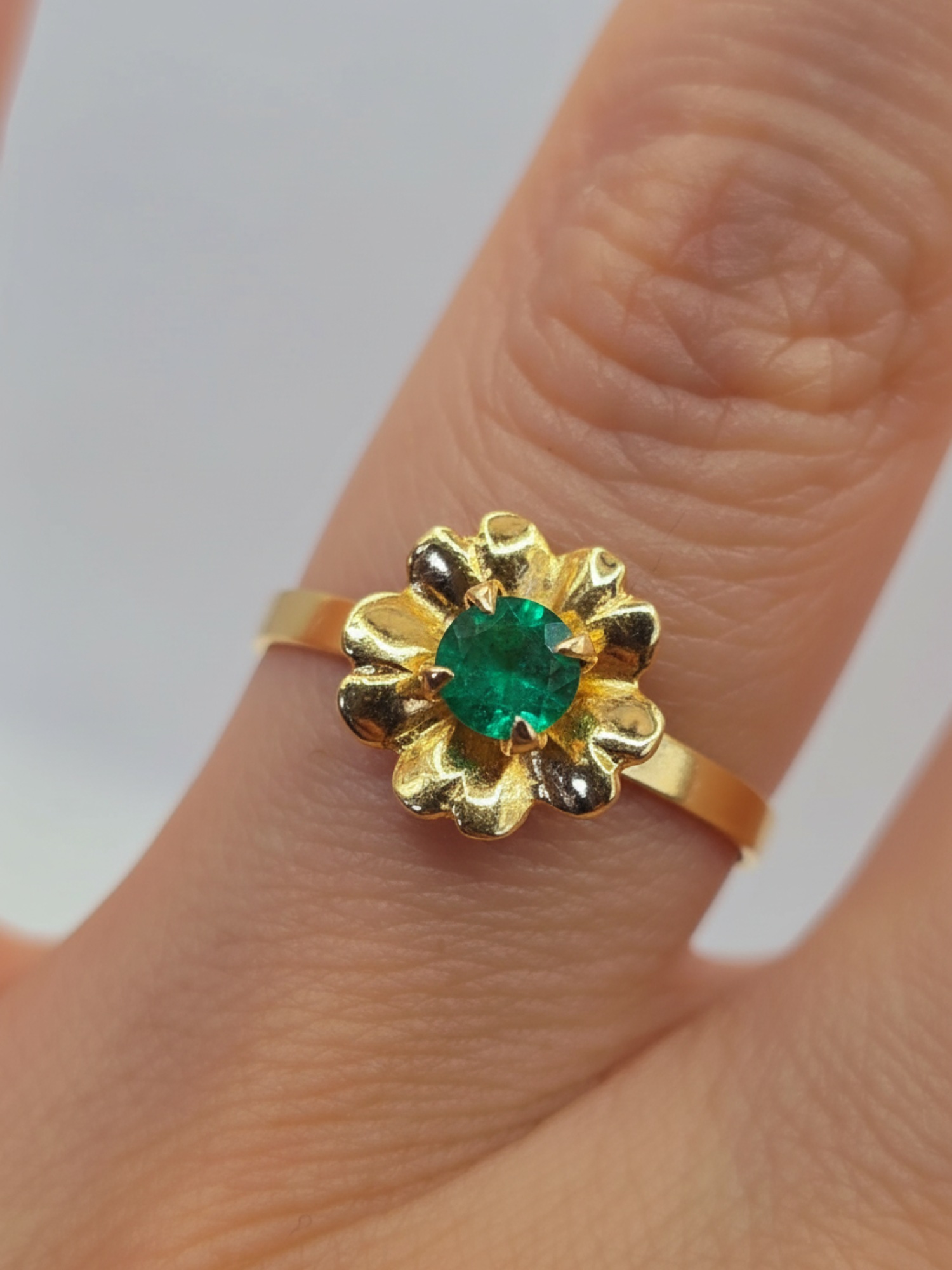 Anillo flor esmeralda 1.5 grs Oro 18k 3