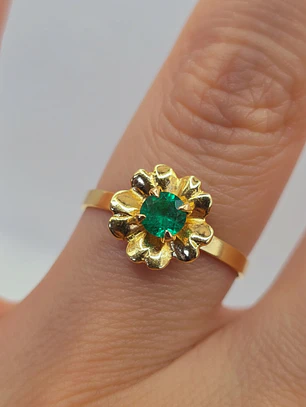 Anillo flor esmeralda 1.5 grs Oro 18k