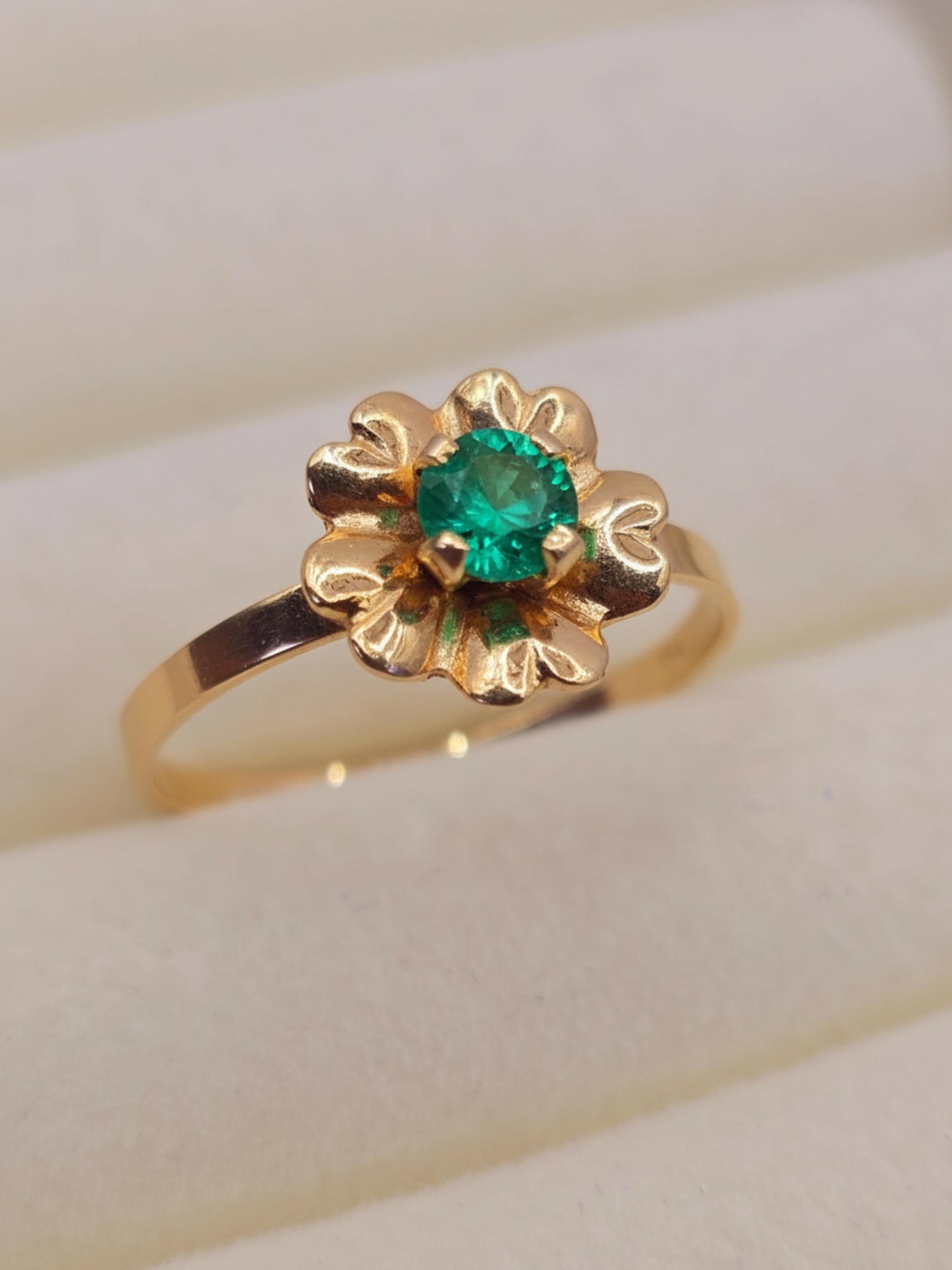 Anillo flor esmeralda 1.5 grs Oro 18k 4