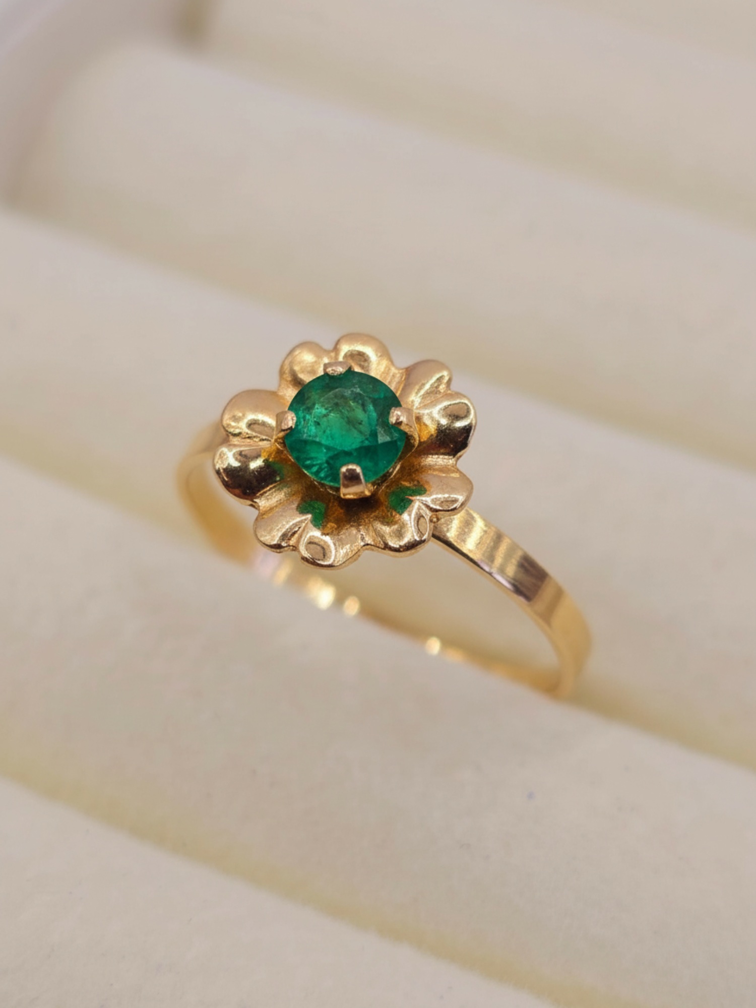Anillo flor esmeralda 1.5 grs Oro 18k 1