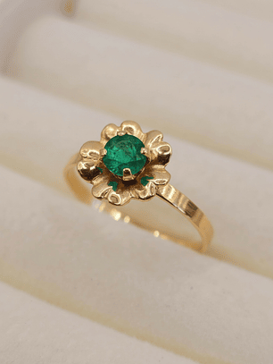 Anillo flor esmeralda 1.5 grs Oro 18k