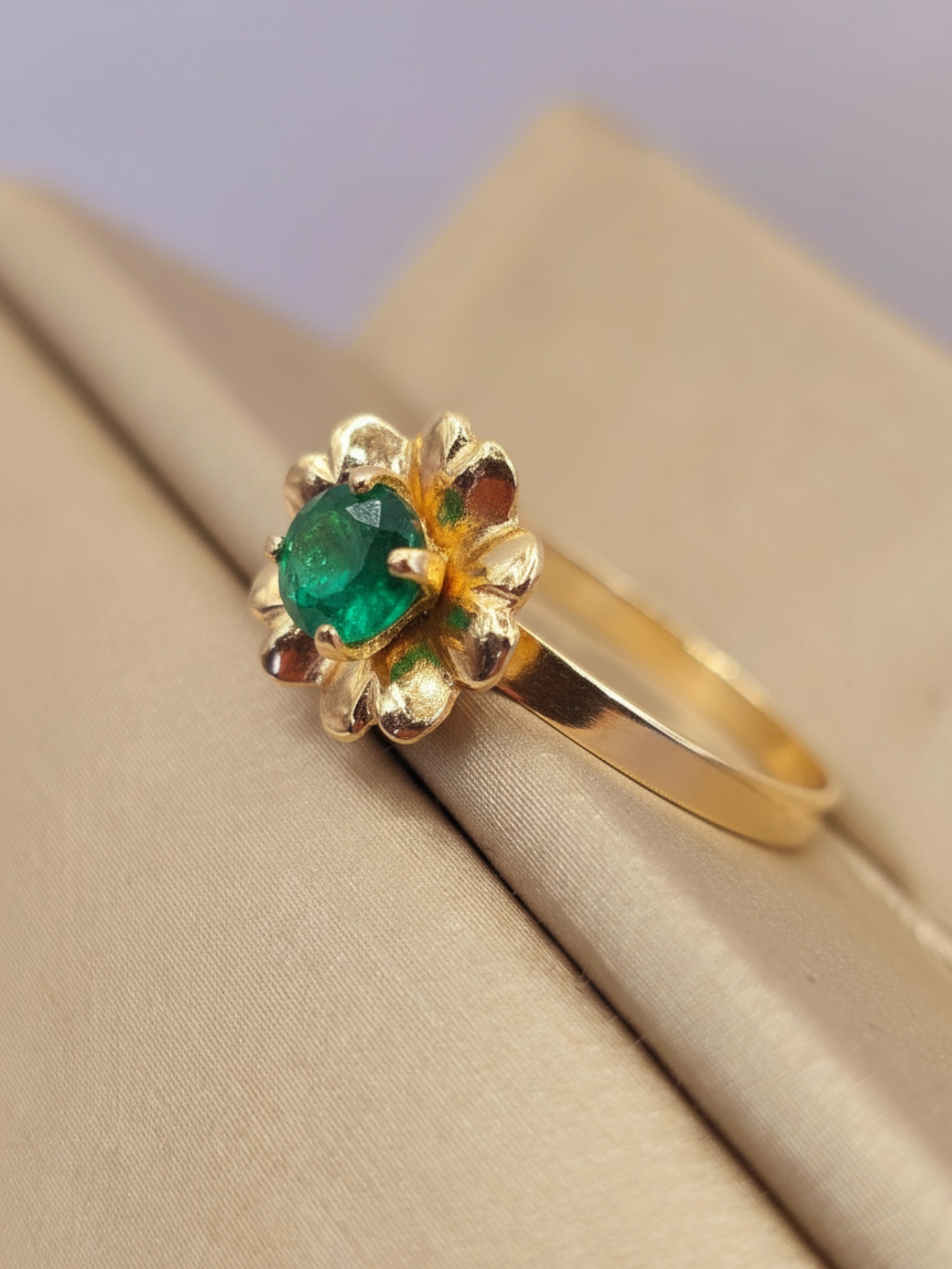 Anillo flor esmeralda 1.5 grs Oro 18k 6