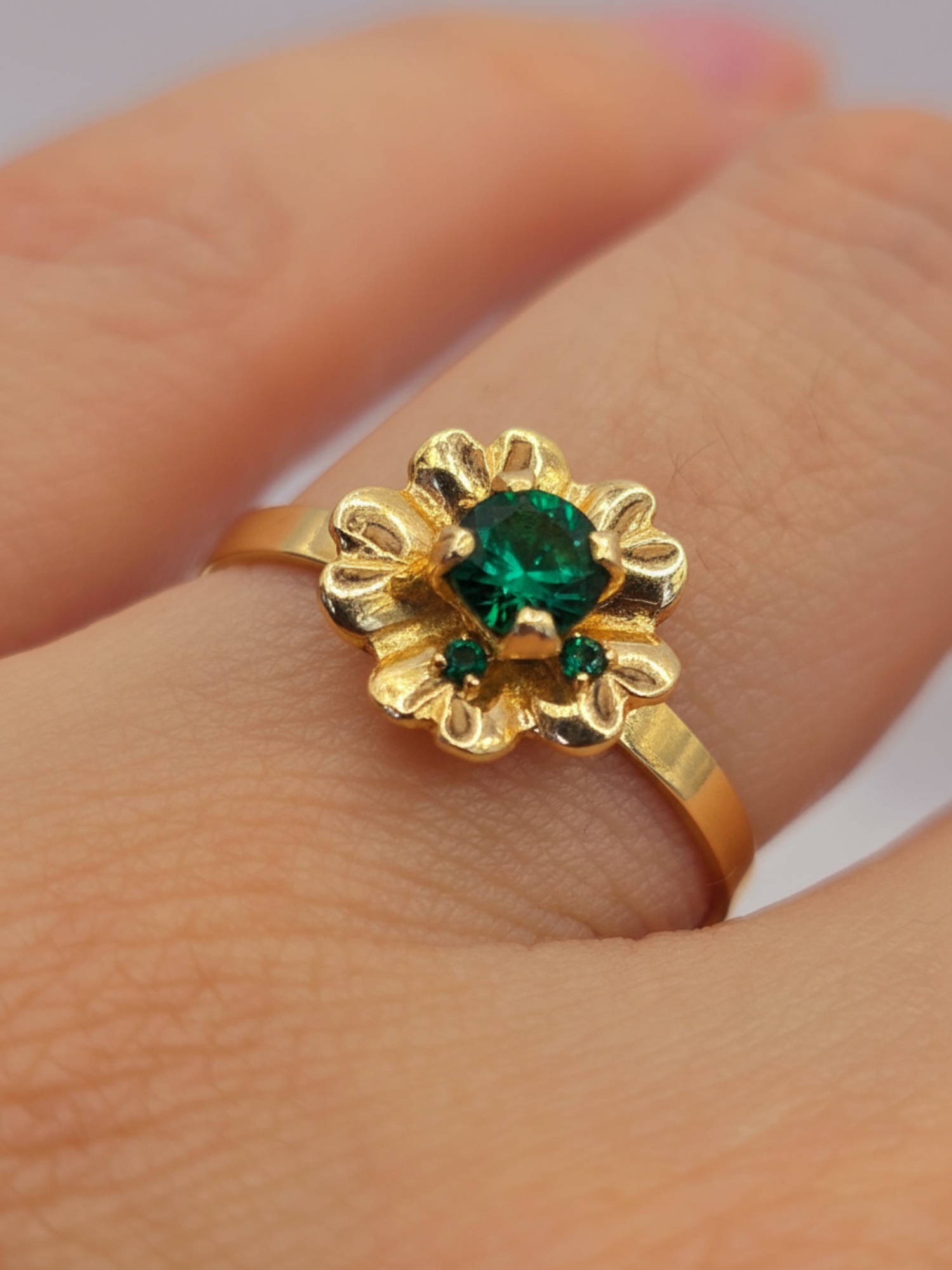 Anillo flor esmeralda 1.5 grs Oro 18k 2