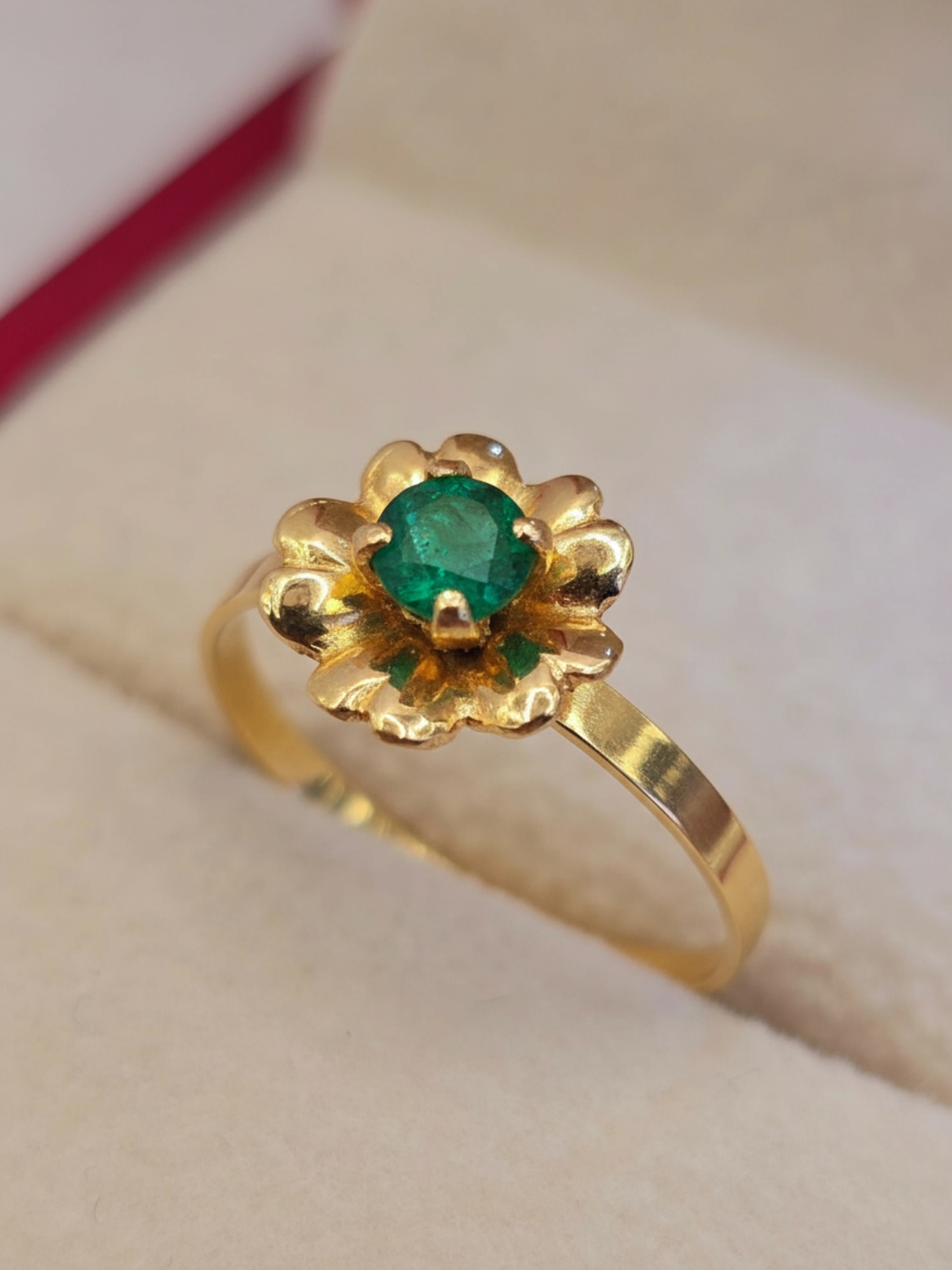 Anillo flor esmeralda 1.5 grs Oro 18k 7