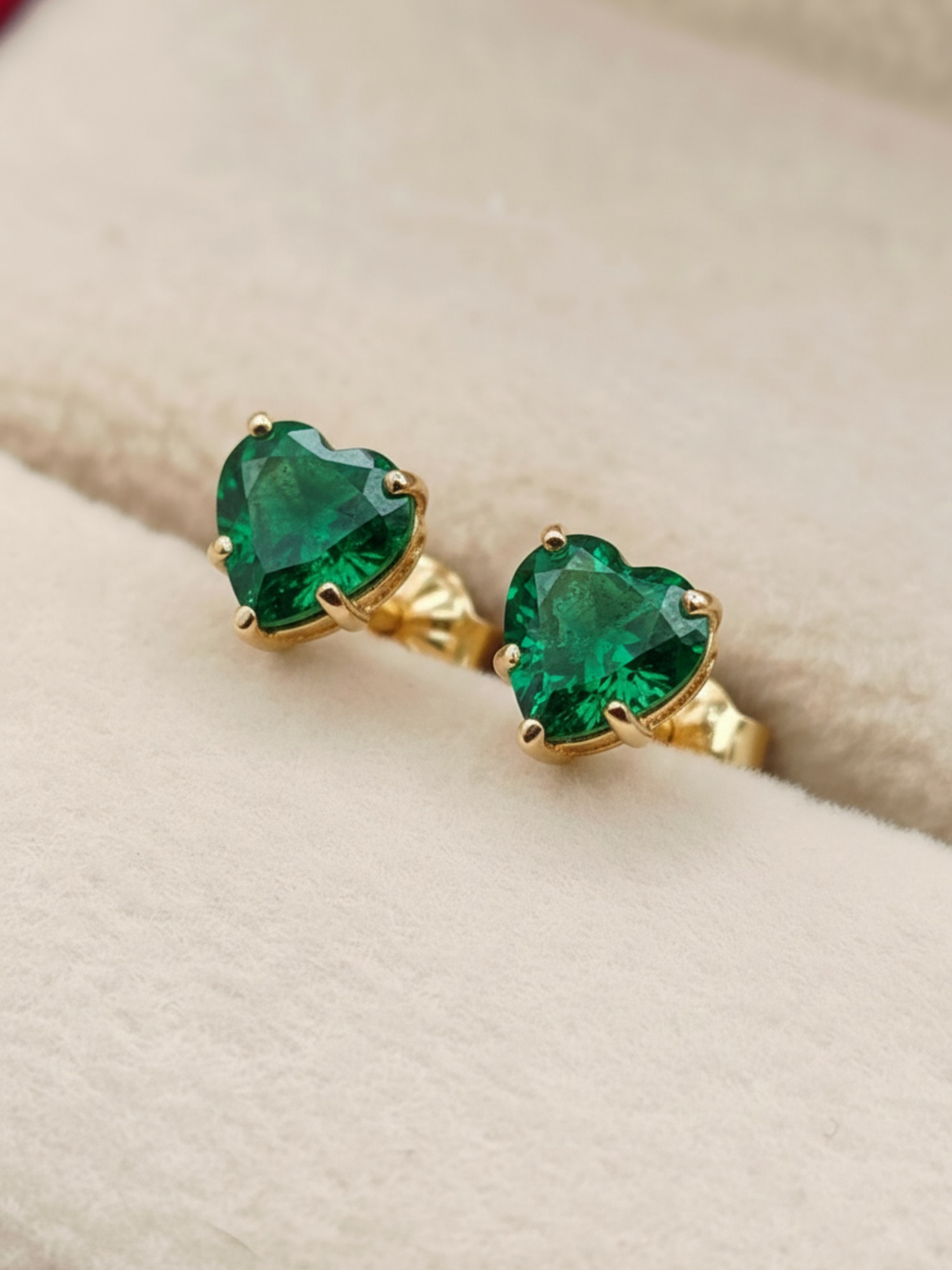 Aros chatón corazón esmeralda 5 mm 1.3 grs Oro 18k 4
