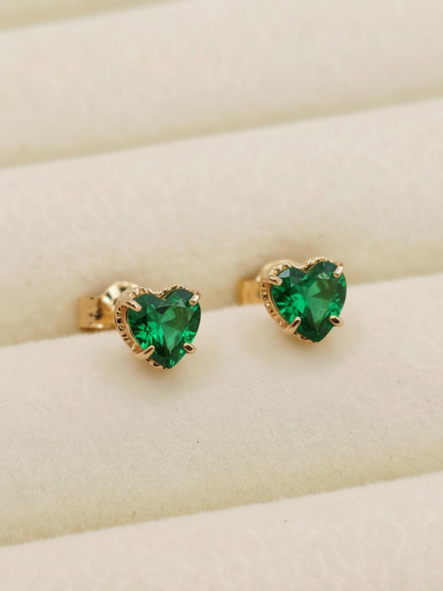 Aros chatón corazón esmeralda 5 mm 1.3 grs Oro 18k 2