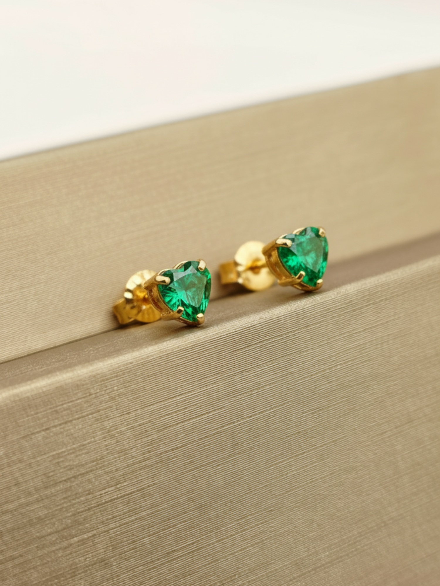 Aros chatón corazón esmeralda 5 mm 1.3 grs Oro 18k 3