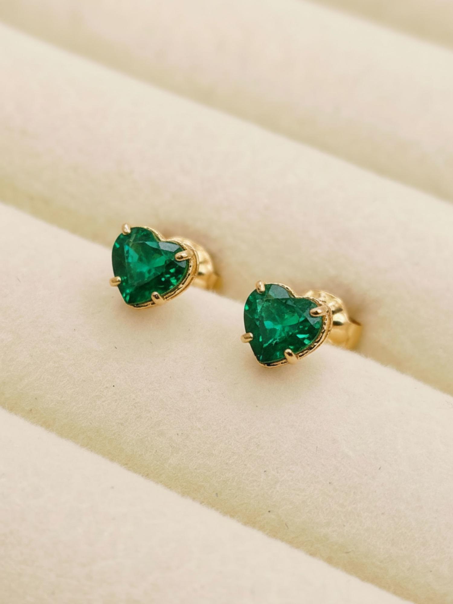 Aros chatón corazón esmeralda 5 mm 1.3 grs Oro 18k 1