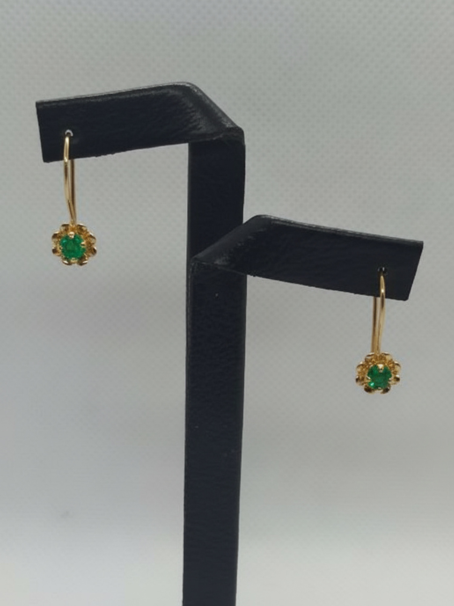 Aros con gancho flor esmeralda 1.2 grs Oro 18k 2