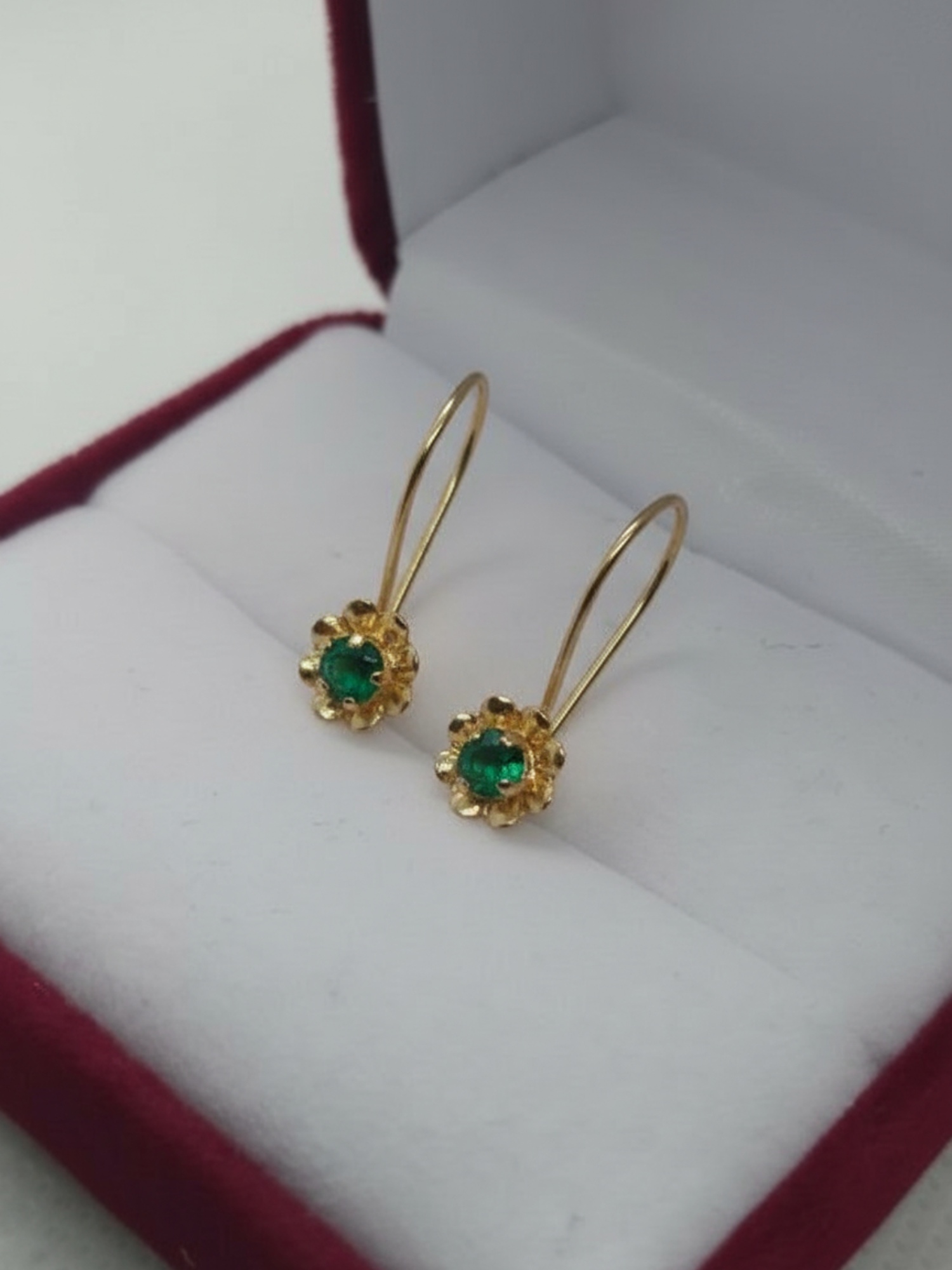 Aros con gancho flor esmeralda 1.2 grs Oro 18k 1
