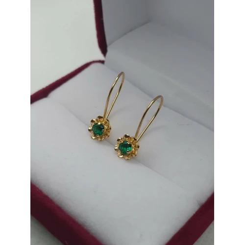 Aros con gancho flor esmeralda 1.2 grs Oro 18k