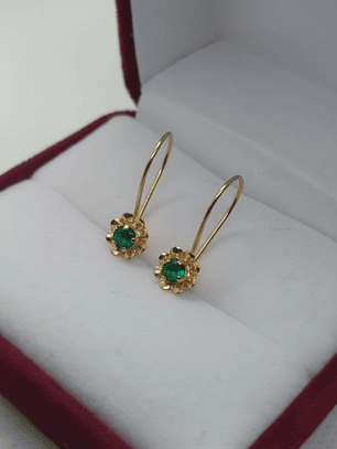 Aros con gancho flor esmeralda 1.2 grs Oro 18k