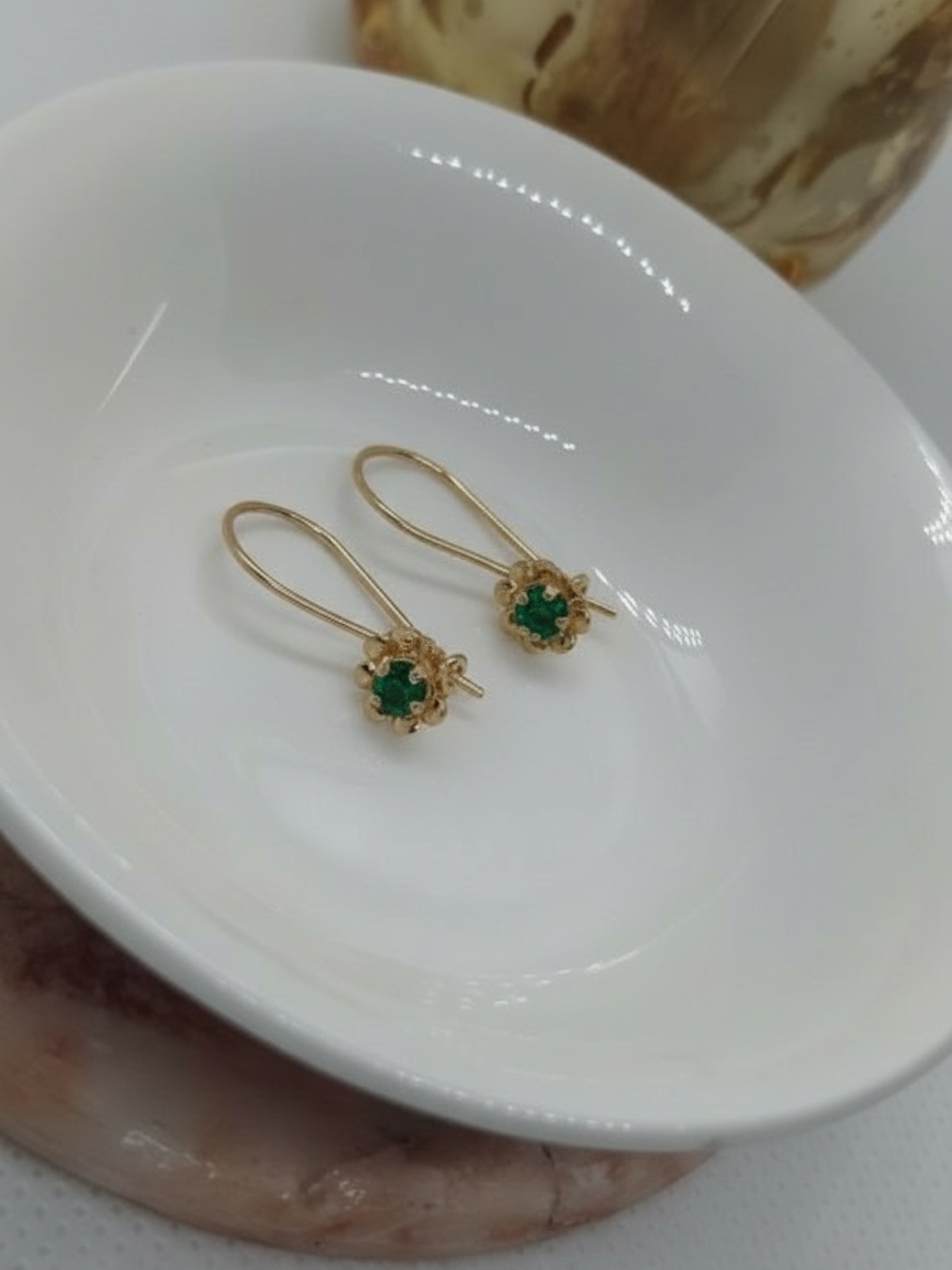 Aros con gancho flor esmeralda 1.2 grs Oro 18k 3