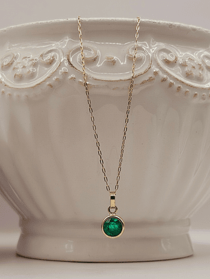 Cadena limada 50 cm y punto de luz esmeralda 2 grs Oro 18k