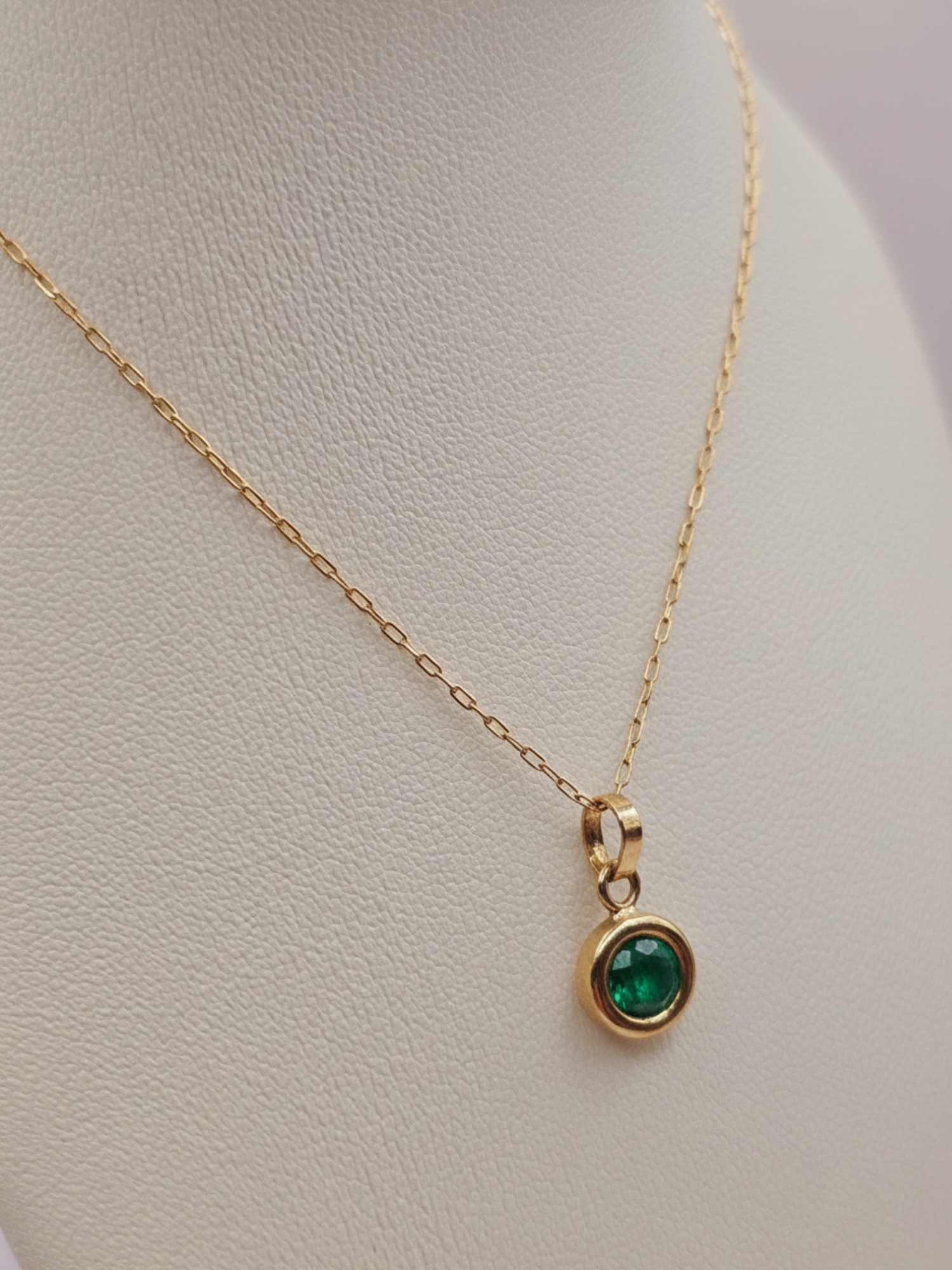 Cadena limada 50 cm y punto de luz esmeralda 2 grs Oro 18k 3