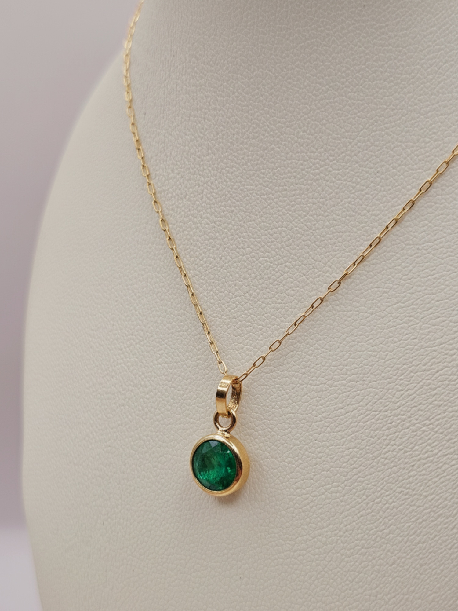 Cadena limada 50 cm y punto de luz esmeralda 2 grs Oro 18k 5