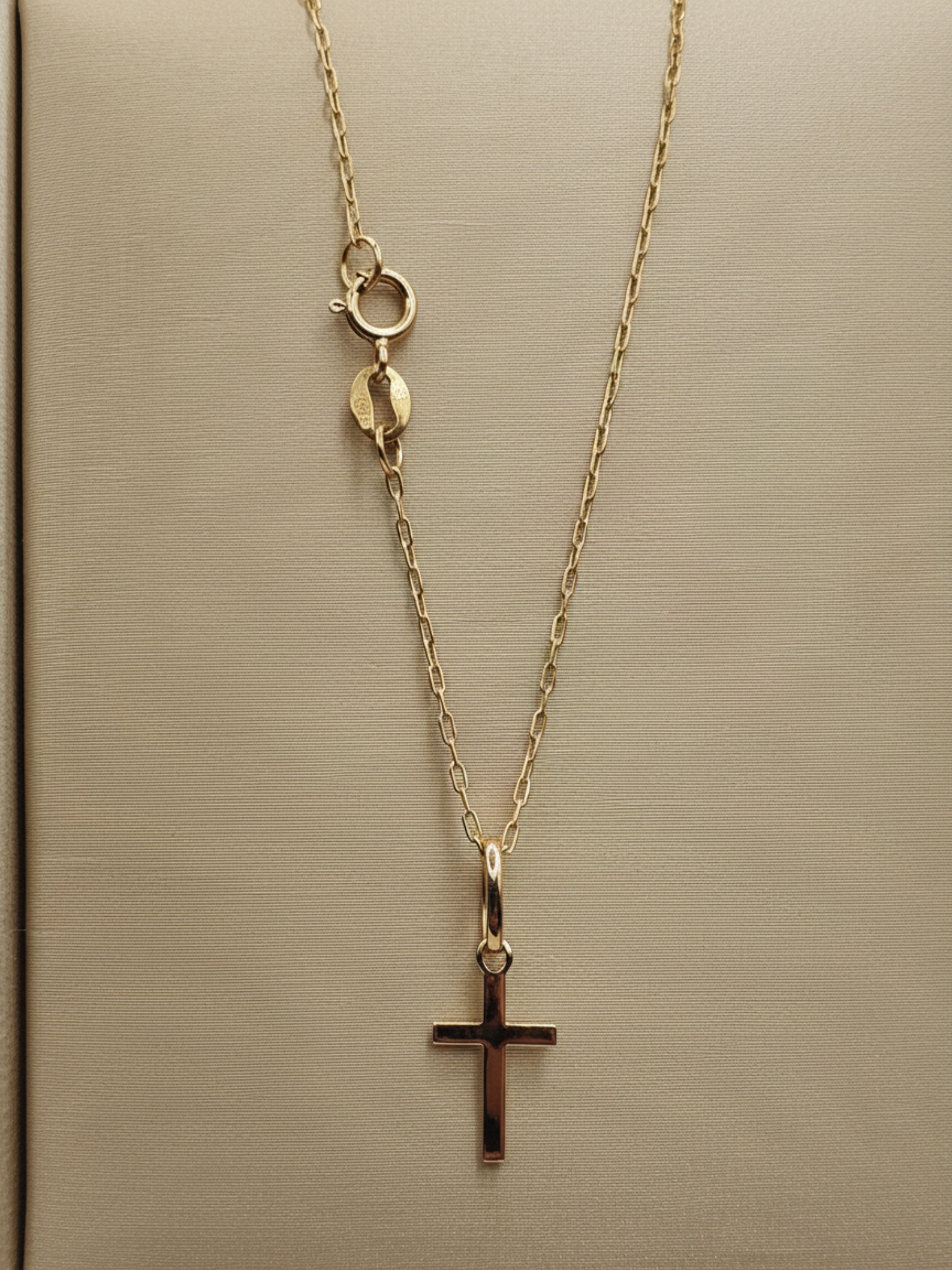 Cadena limada 45 cm y cruz palito 1.7 cm 1.4 grs Oro 18k 1