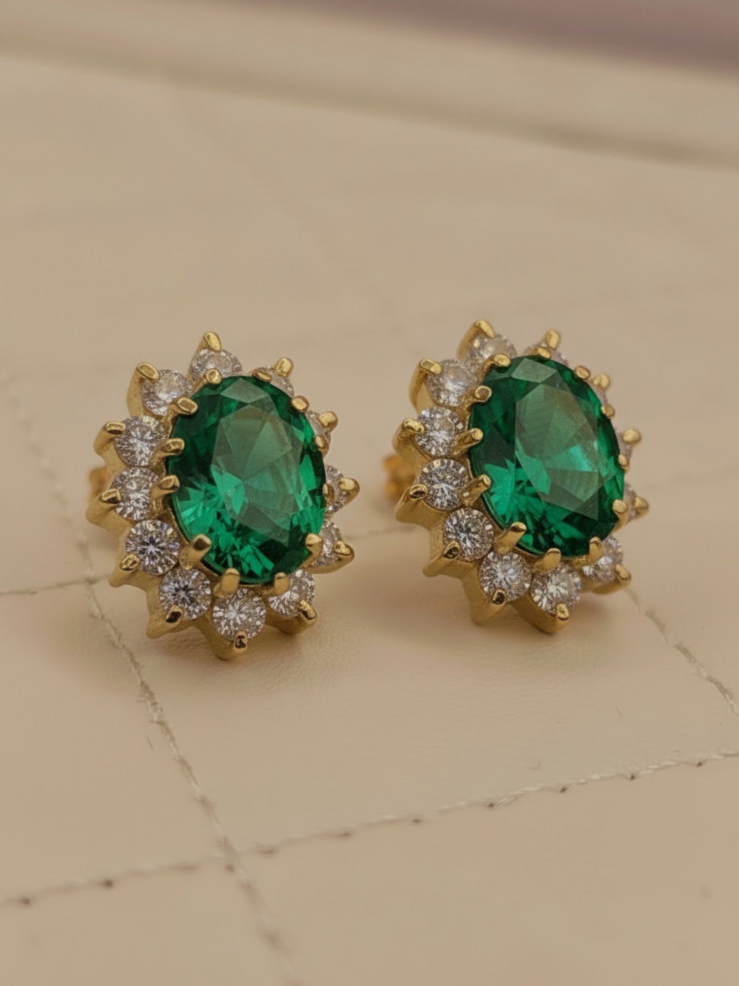 Aros Reina esmeralda y circones 1.5 cm 5.7 grs Oro 18k 2