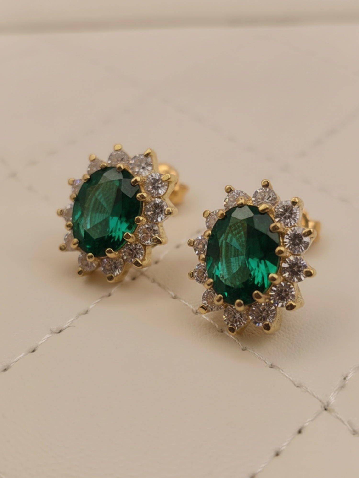 Aros Reina esmeralda y circones 1.5 cm 5.7 grs Oro 18k 3