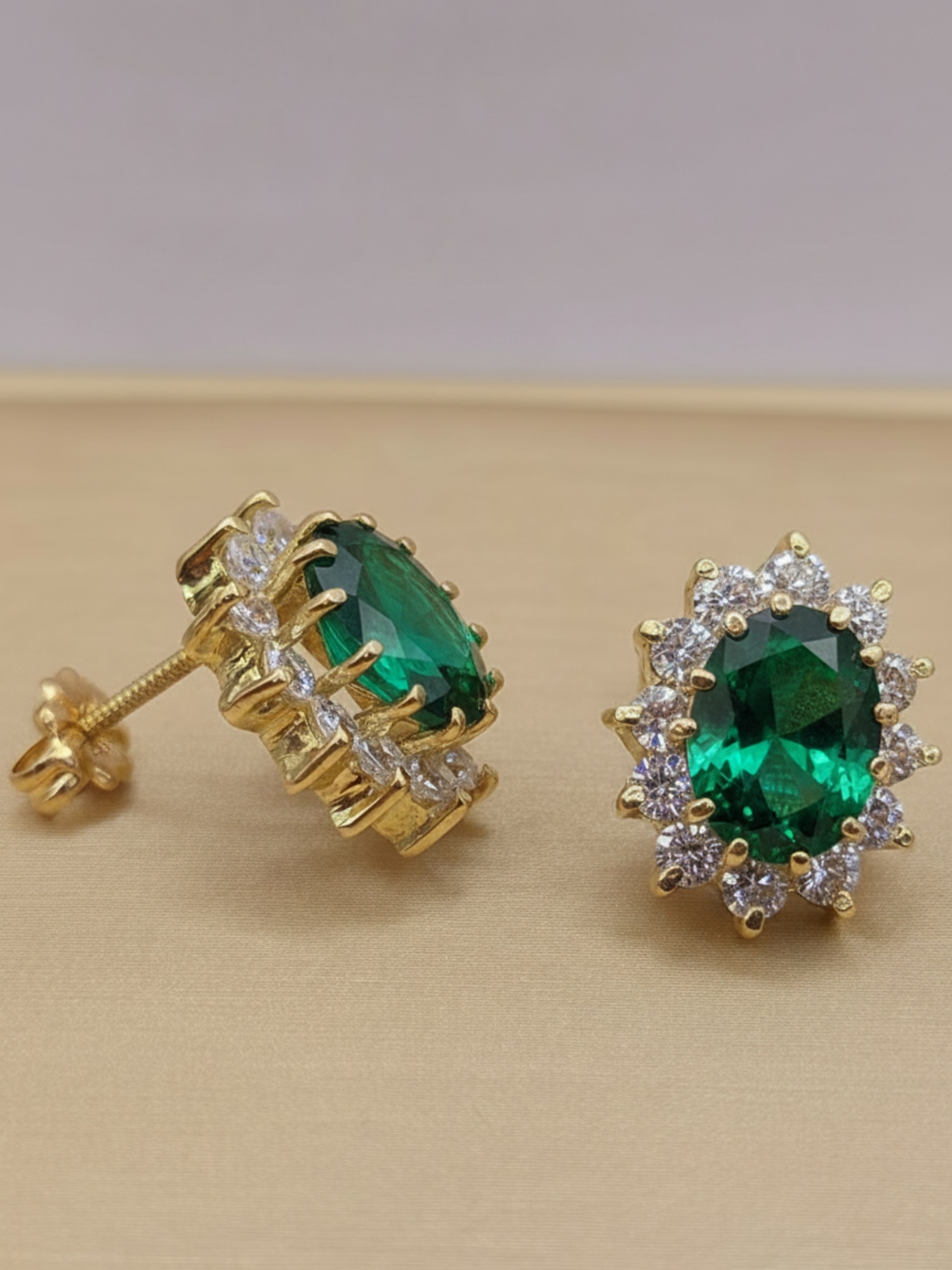 Aros Reina esmeralda y circones 1.5 cm 5.7 grs Oro 18k 4