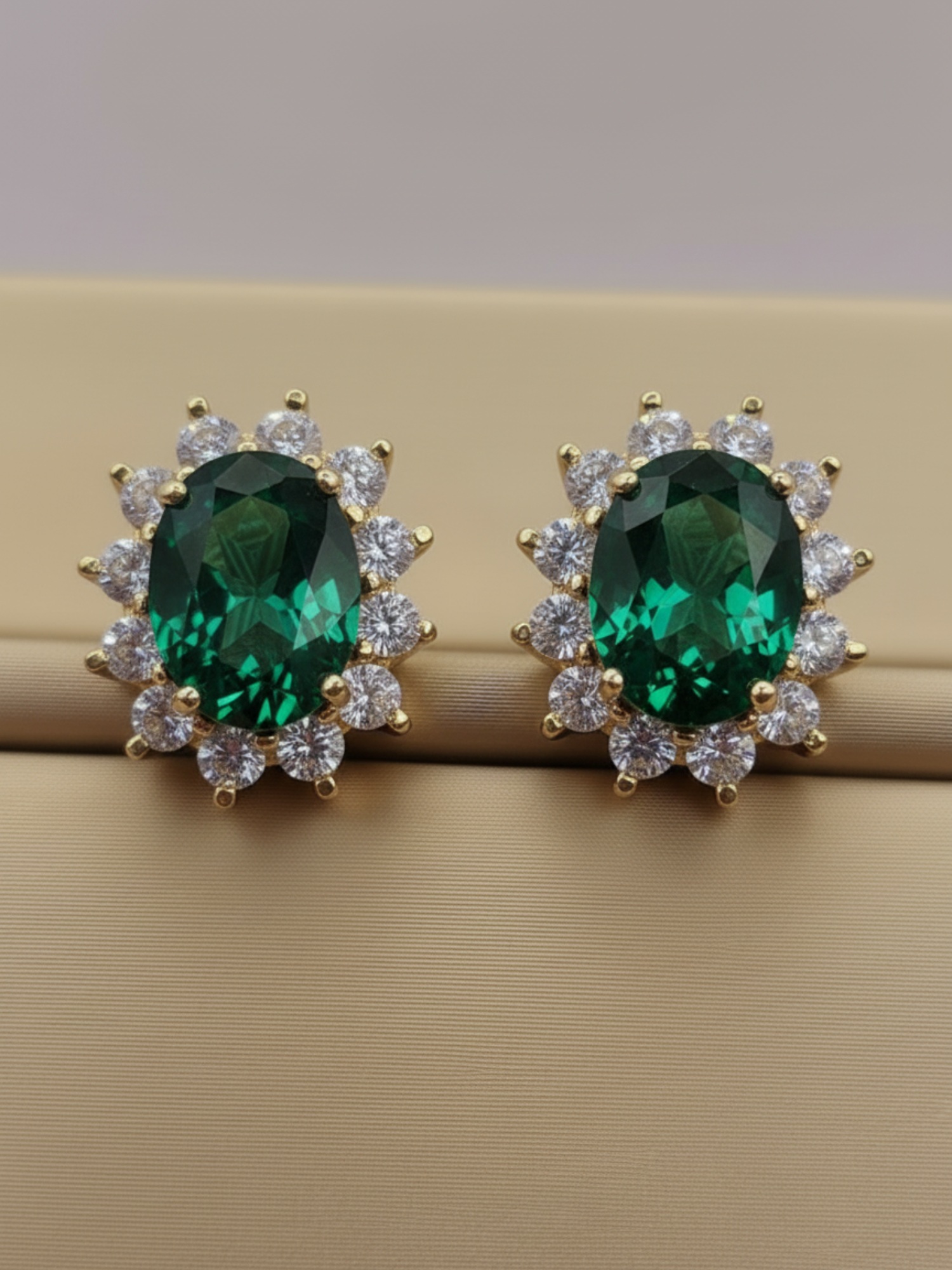 Aros Reina esmeralda y circones 1.5 cm 5.7 grs Oro 18k 1