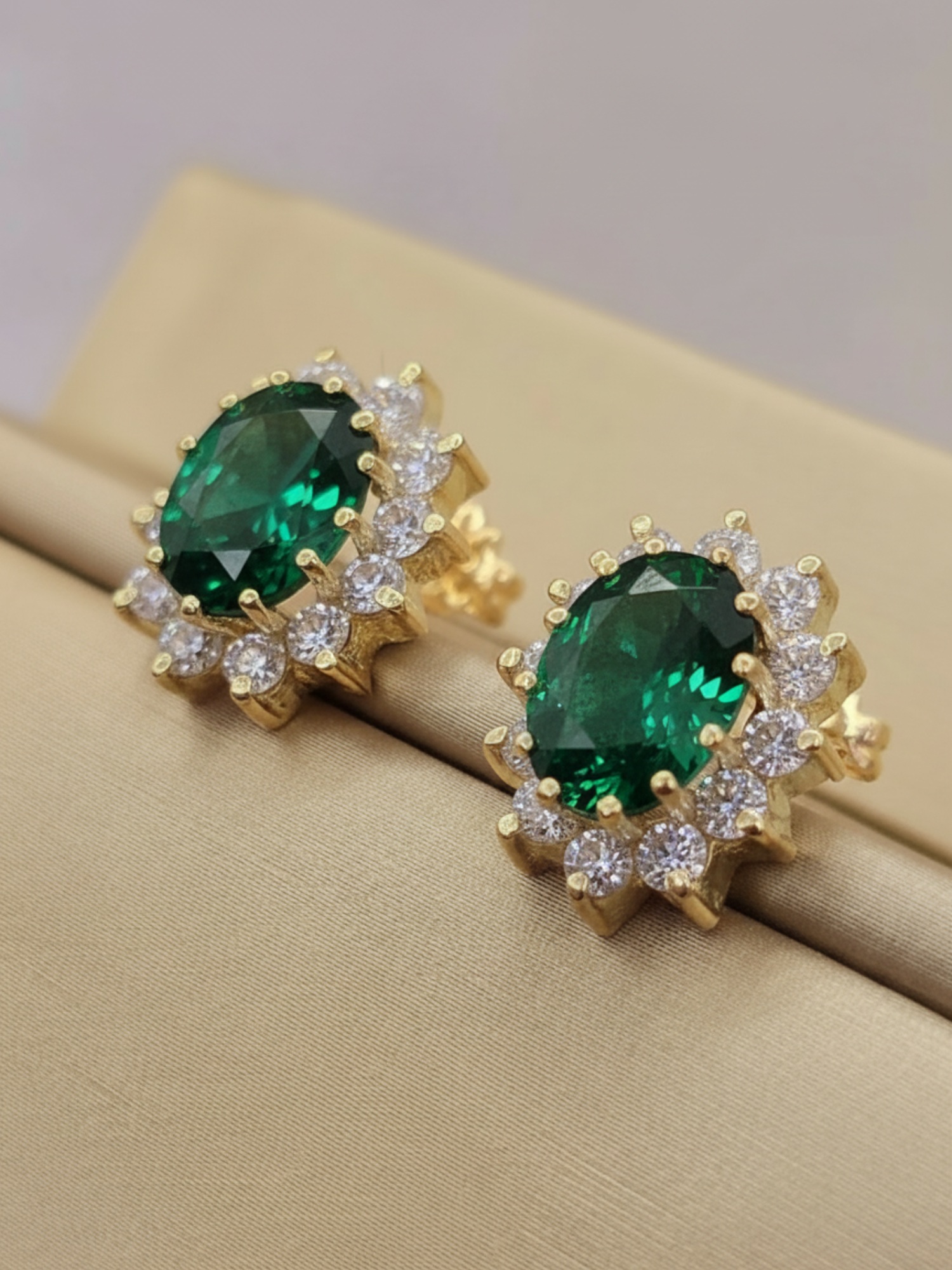 Aros Reina esmeralda y circones 1.5 cm 5.7 grs Oro 18k 5