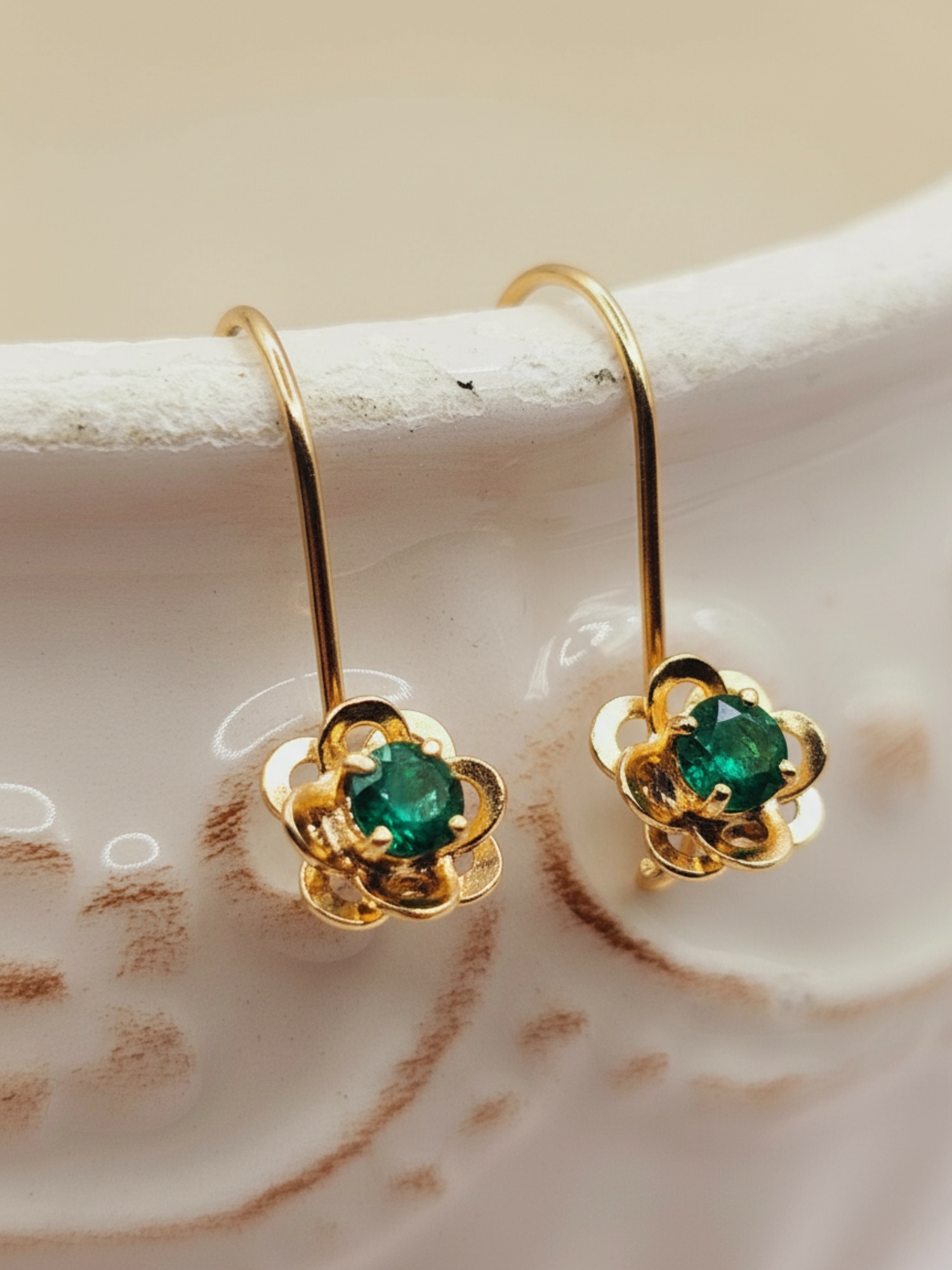 Aros doble flor con gancho y esmeralda 1.9 cm 1.4 grs Oro 18k 3