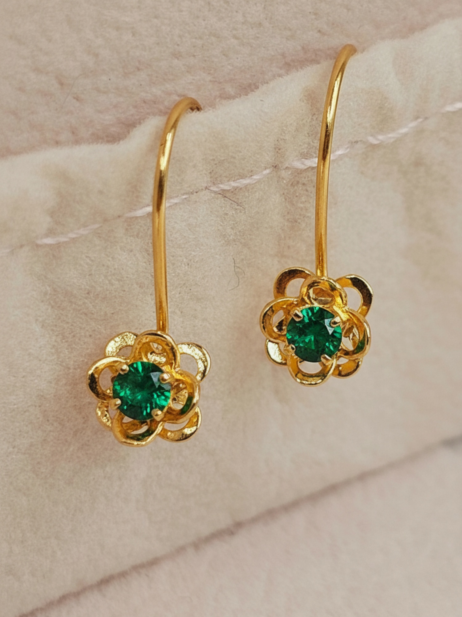 Aros doble flor con gancho y esmeralda 1.9 cm 1.4 grs Oro 18k 1