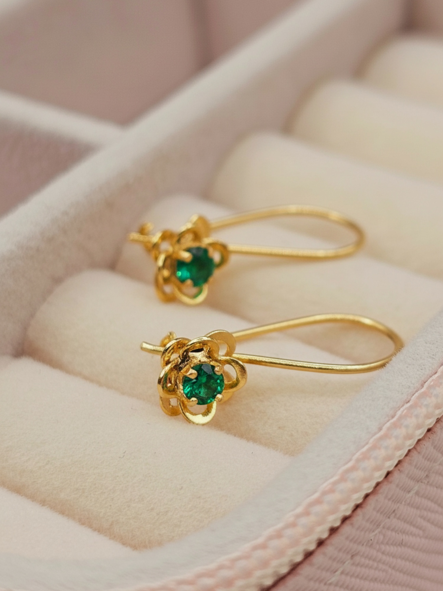 Aros doble flor con gancho y esmeralda 1.9 cm 1.4 grs Oro 18k 2